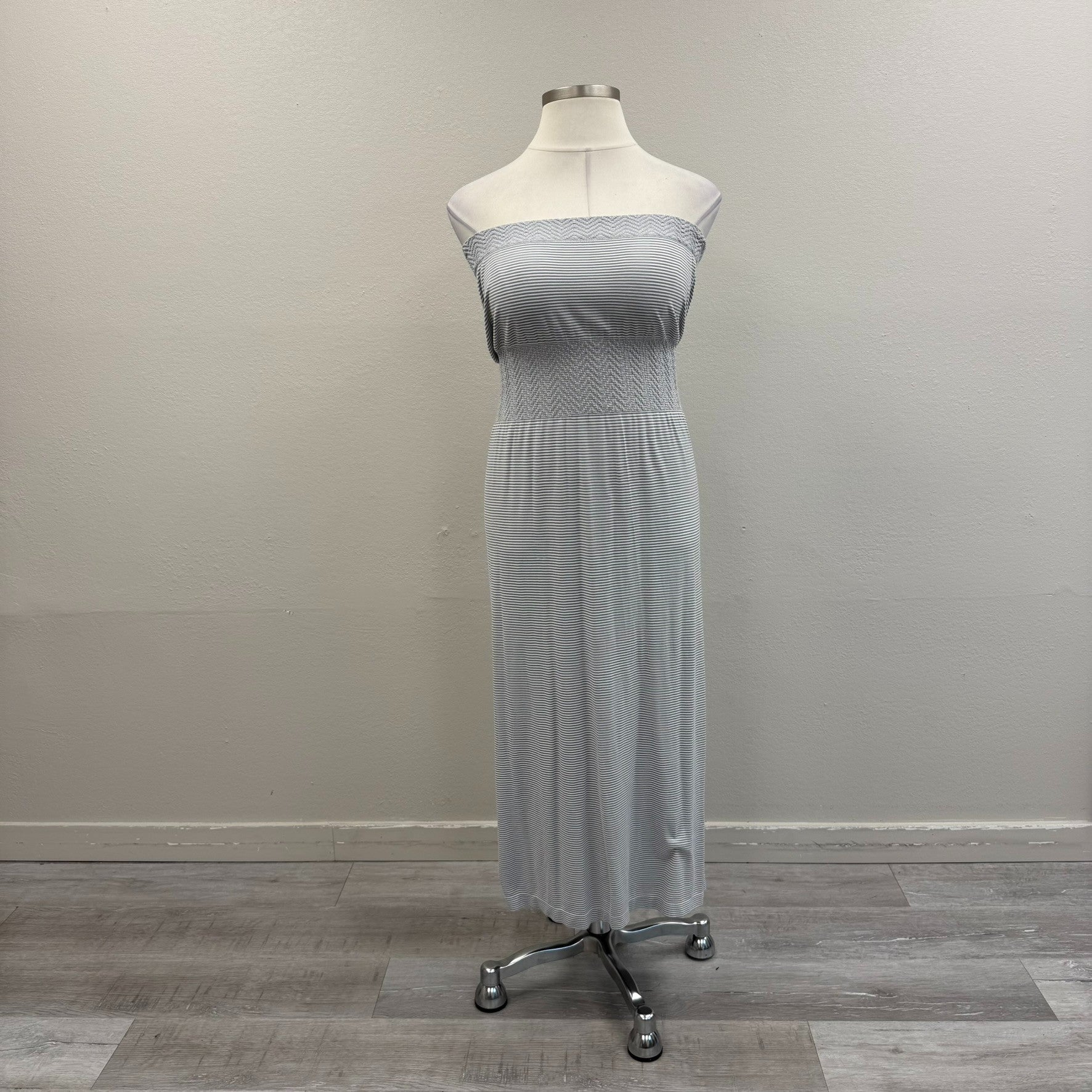 Lark + Grey White & Grey Striped Strapless Maxi Dress - Size Large | CURV  EXCHANGE Plus Size Resale Online